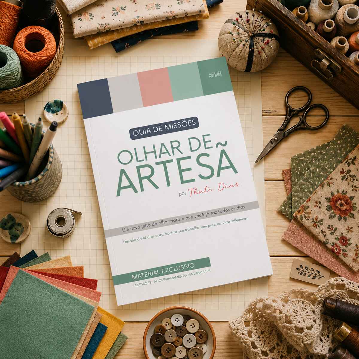 Mesa de ateliê com revista do desafio, tesouras e bonecas de tecido